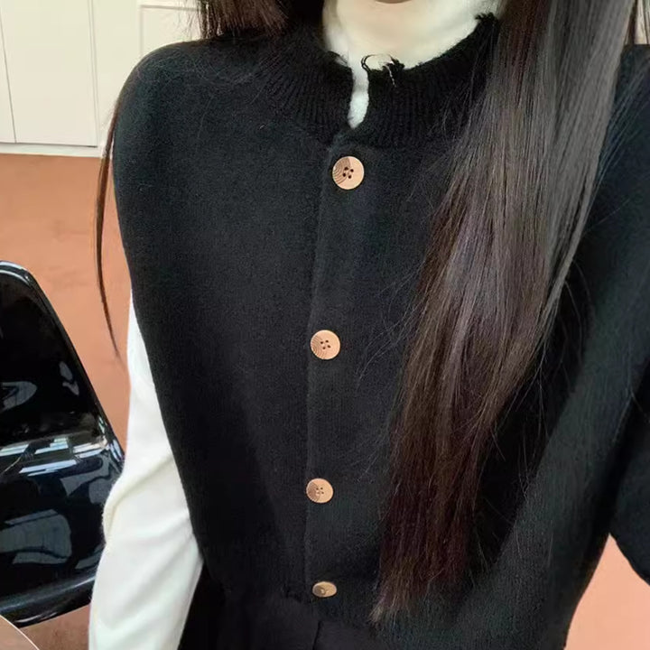 Kvinne cropped cardigan med splittet kant og detaljer med treknotter Skjora