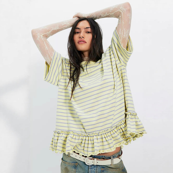 Kvinnenes oversized stripete T-skjorte med volangdetalj Skjora