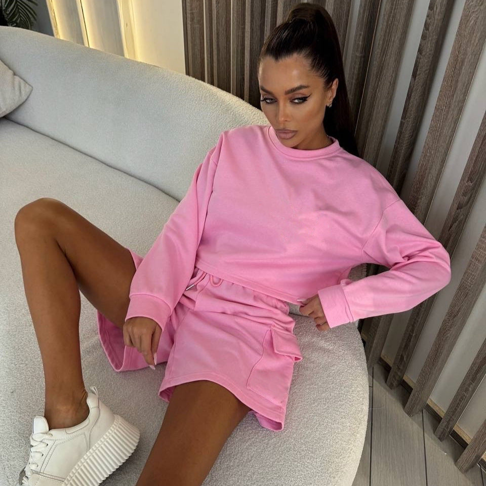 Kvinnes fritidstøy med oversized genser og shorts Skjora