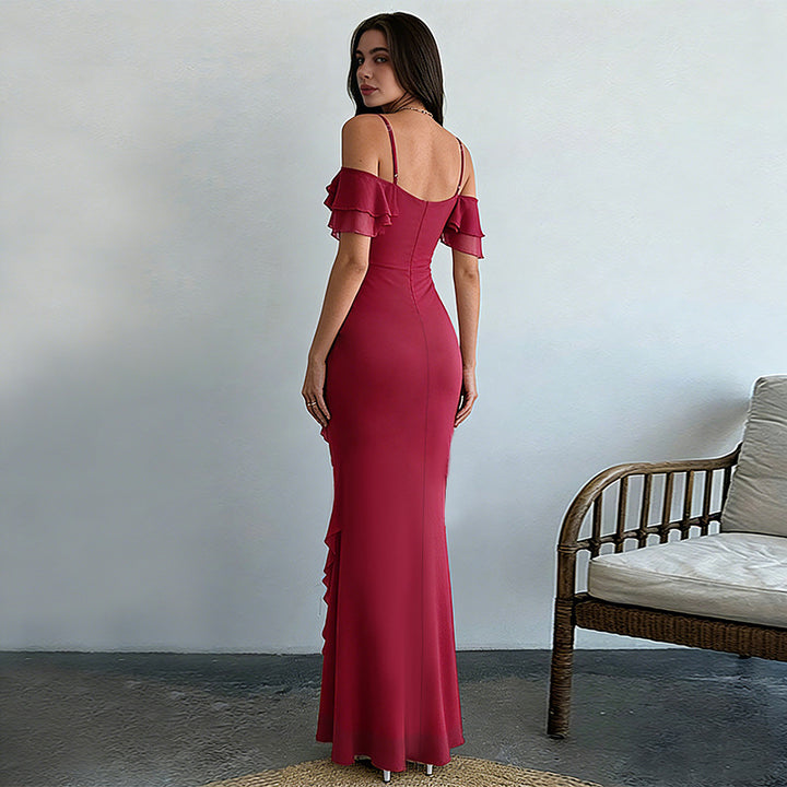 Kvinnes elegant maxi kjole med asymmetrisk volangdesign