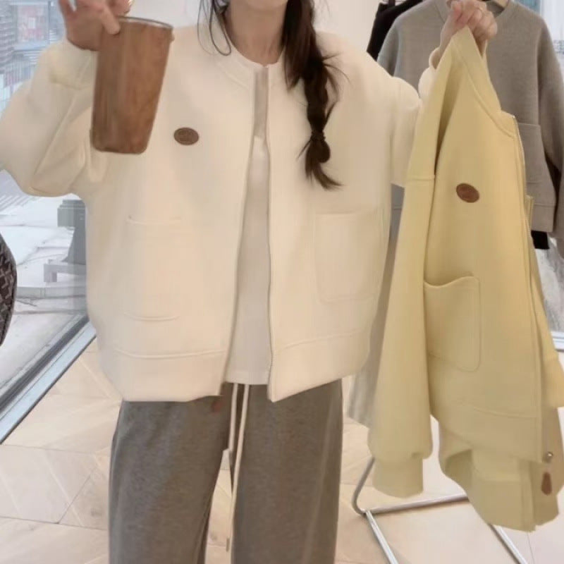 Kvinnens oversized sweatshirtjakke med praktiske lommer og moderne design Skjora