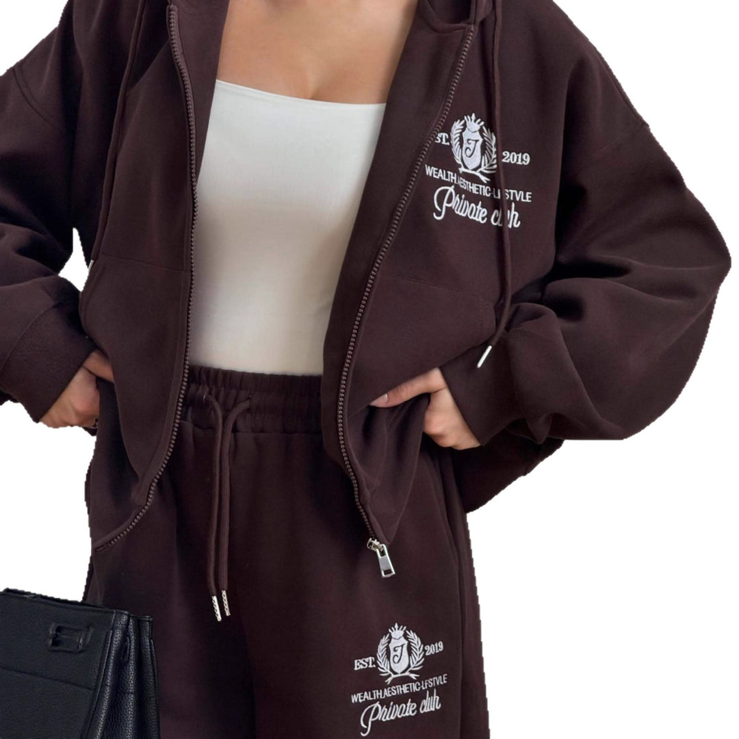 Dame avslappet sportsett med cropped hettejakke og brede joggebukser Skjora