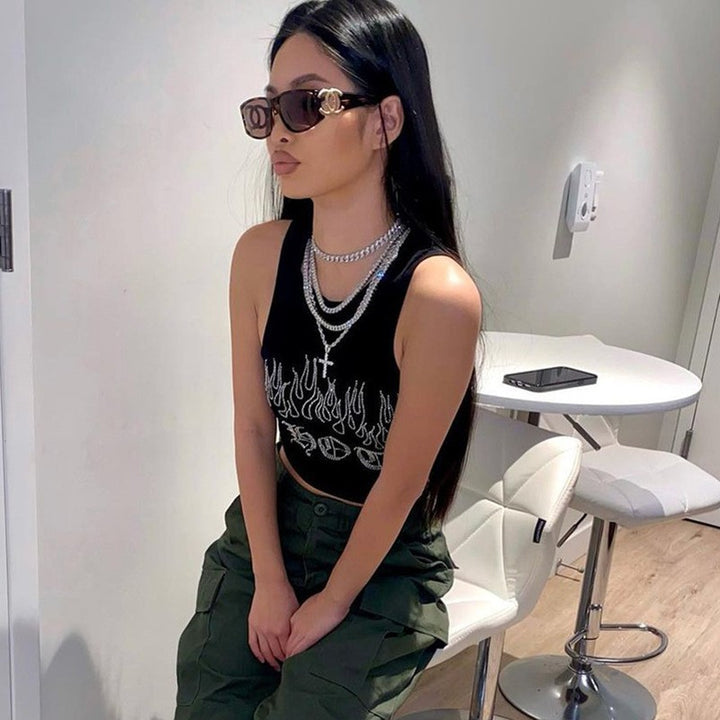 Dame Crop-Top med iøynefallende flammemotiv og glitrende aksenter Skjora