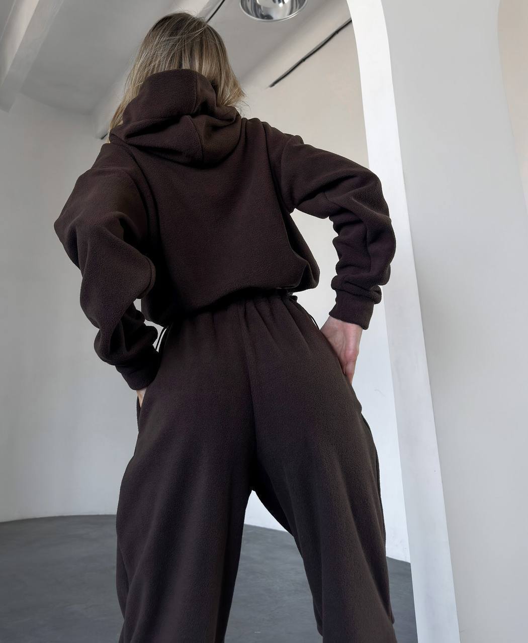 Kvinnelig komfortabel fleece jumpsuit med hette og elastisk midjebånd