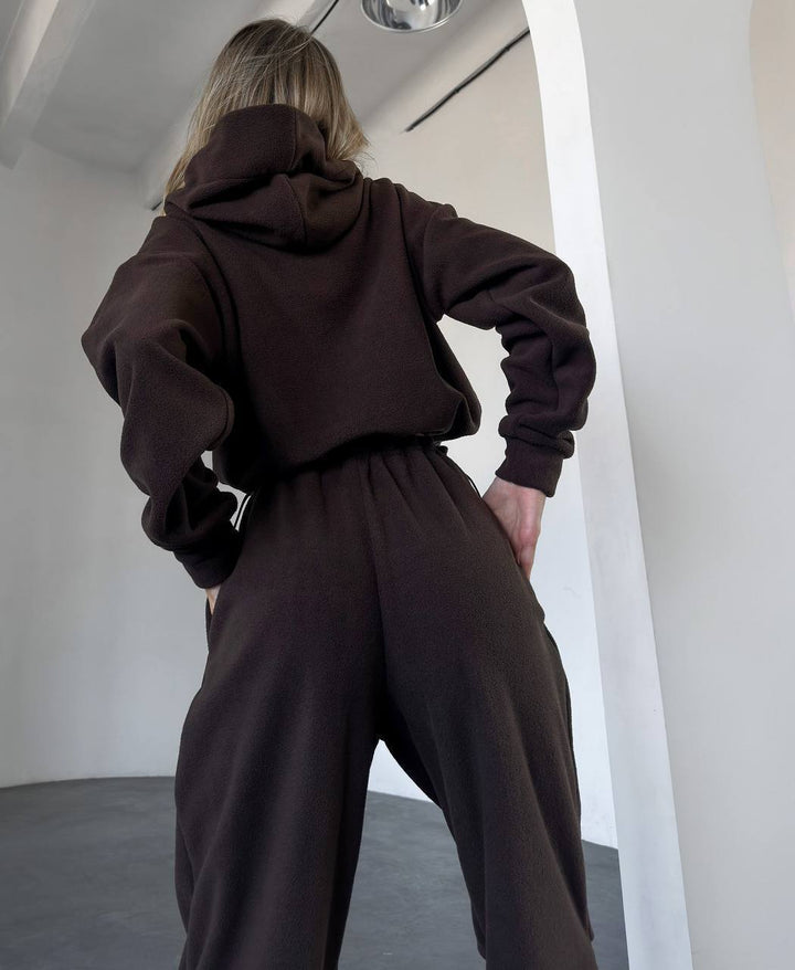 Kvinnelig komfortabel fleece jumpsuit med hette og elastisk midjebånd
