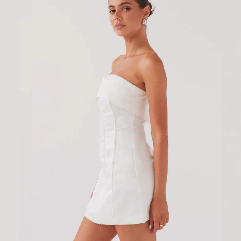 Kvinnes cocktailkjole med av-shoulder design og elegant midje detaljer