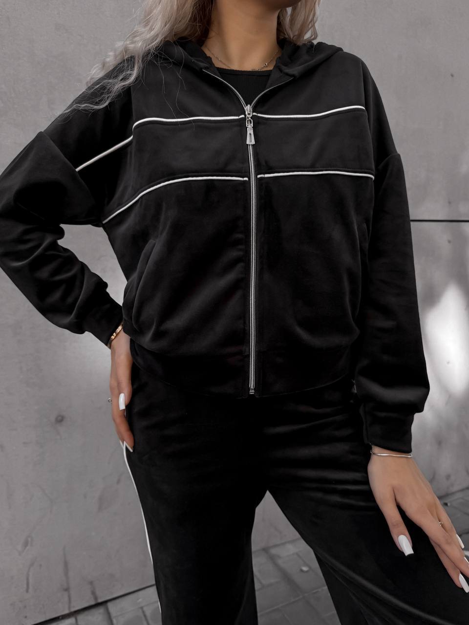 Kvinnelig sporty-elegant fleece joggedress med glidelås Skjora
