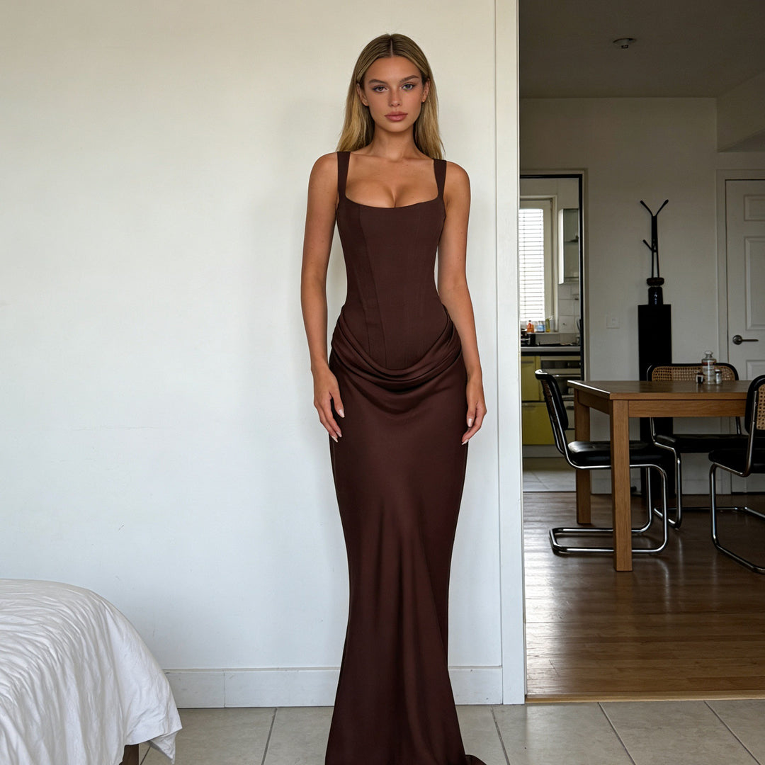 Damer Elegant omslagskjole med skulderløse stropper og raffinerte draperingsdetaljer Skjora