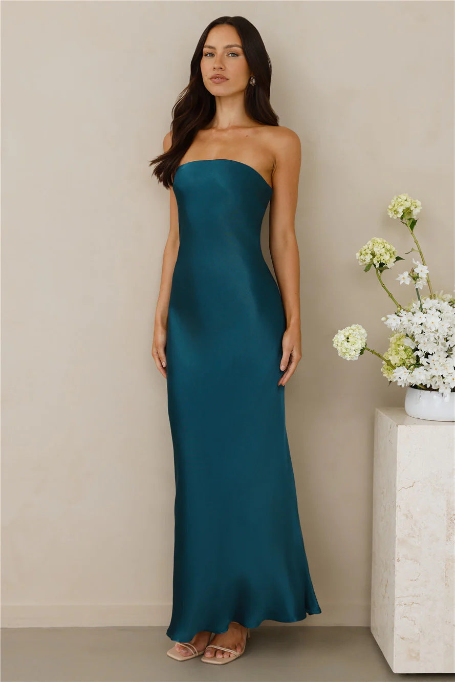 Kvinnenes elegante av-shoulder maxi kjole laget av satinlignende materiale