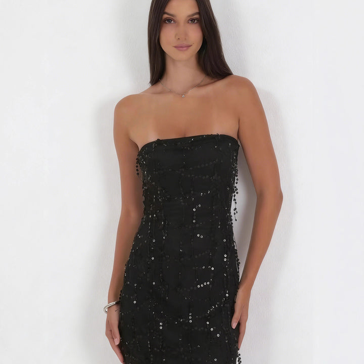 Kvinnes Elegant Off-the-Shoulder Cocktailkjole med Funklende Paljetter og Figurtilpasset Snitt