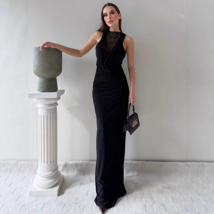 Damer Elegant Maxikjole med elegant halterneck-design og raffinert blondeplassering Skjora