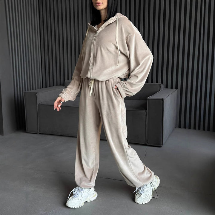 Kvinnelig fleece treningsdrakt med praktiske lommer og avslappet snitt