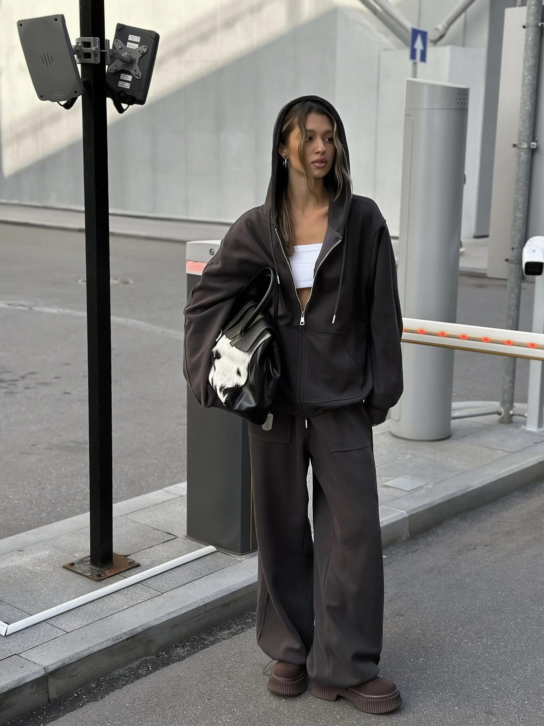 Kvinnes avslappet fit loungewear sett med hettegenser og brede bukser Skjora