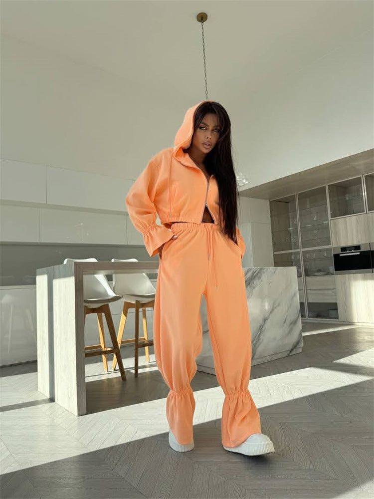 Damer sporty to-dels sett med cropped hettegenser og vide bukser Skjora