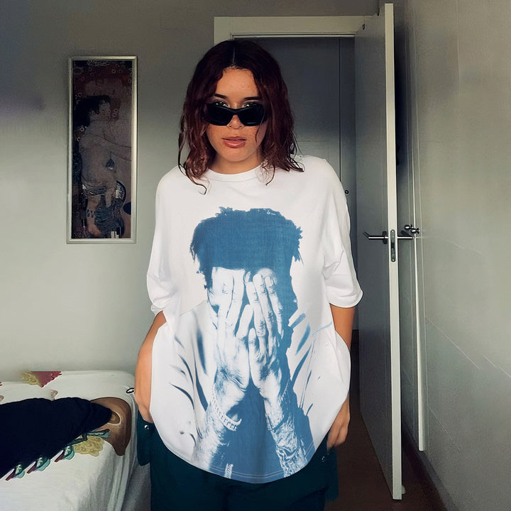 Dame casual T-skjorte med glitrende krossdesign og romslig U-hals Skjora