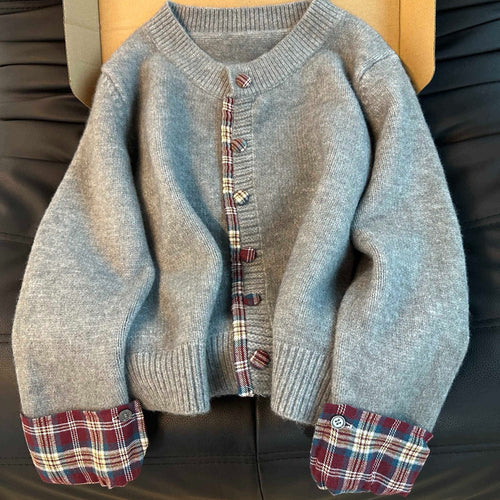 Kvinnens fashionable cardigan med sjakkmønster og praktiske knapper Skjora