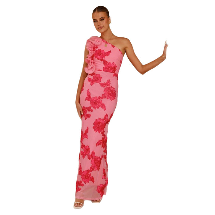 Kvinne Elegant og figursydd Maxi kjole med asymmetrisk stropp og blomsterapplikasjoner