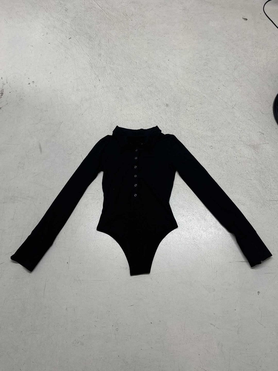 Damer langermet bodysuit med elegant krage og hel knappelist Skjora
