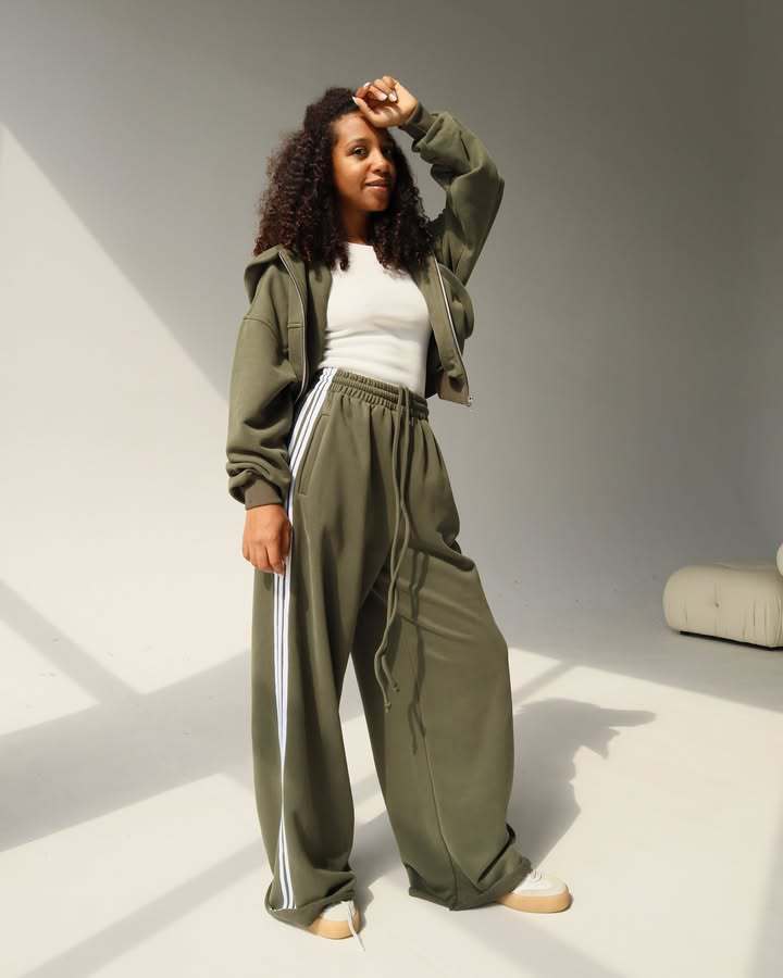 Kvinnenes casual fritids joggedrakt med cropped sweatshirtjakke og vide bukser Skjora