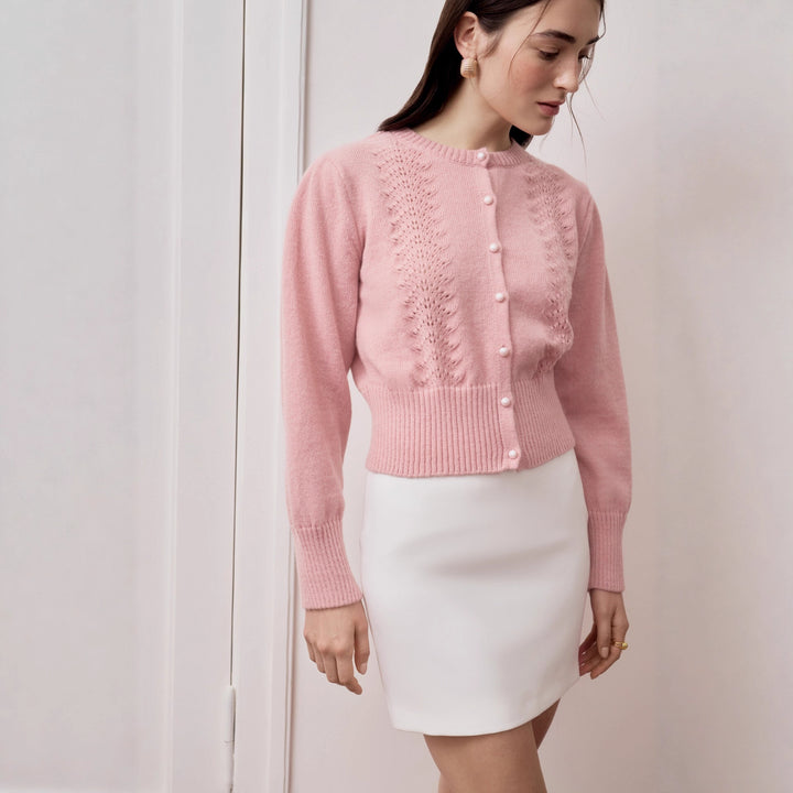Kvinnens cardigan med fint blondermønster og elegante knapper Skjora