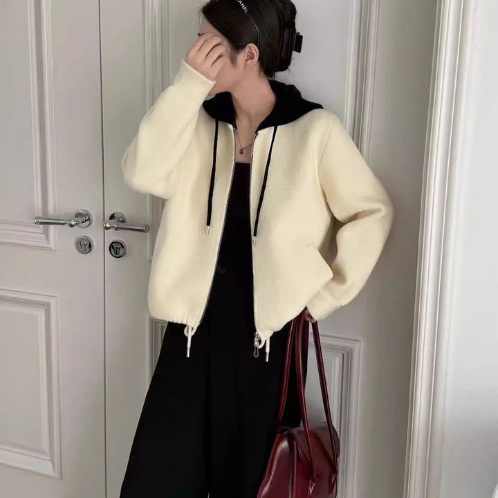 Kvinnes fashionable quiltet jakke med hette og dobbel glidelås Skjora