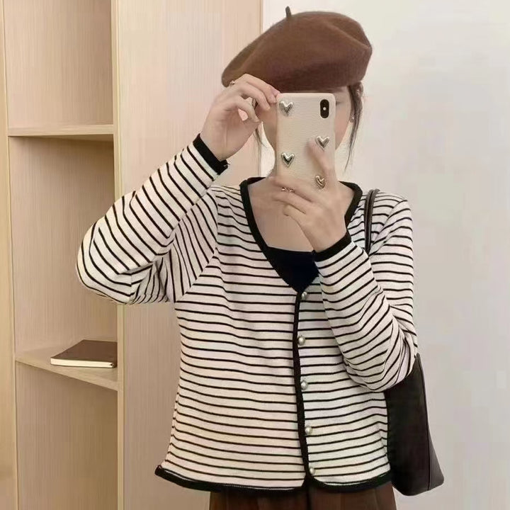 Dame stripete cardigan med elegante knapper og moderne V-hals