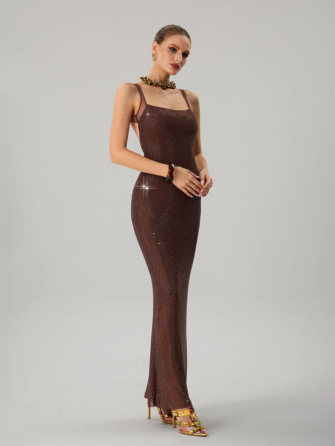 Kvinne Glamorous Kveldsdress med Glitrende Paljetter og Fittet Silhuett
