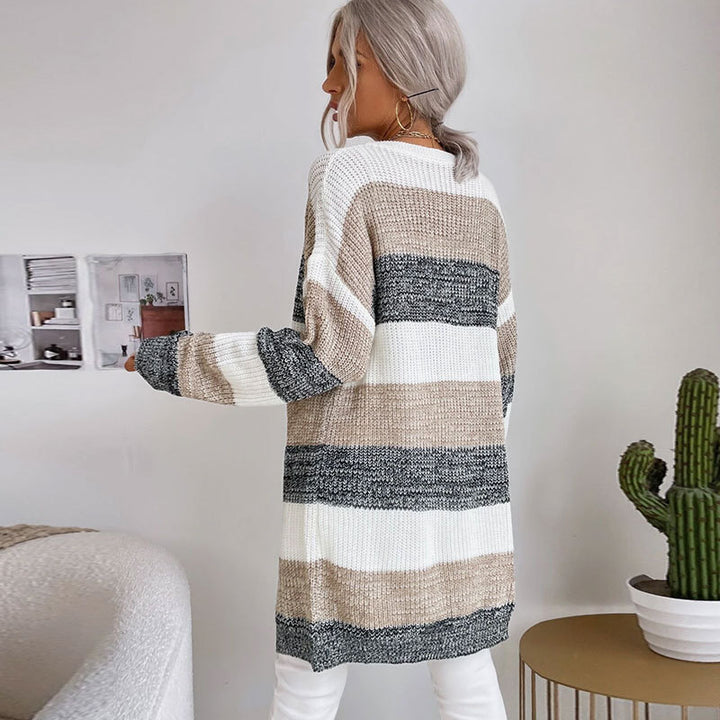 Kvinne strikket cardigan med et uformelt stripet mønster og åpen labb Skjora