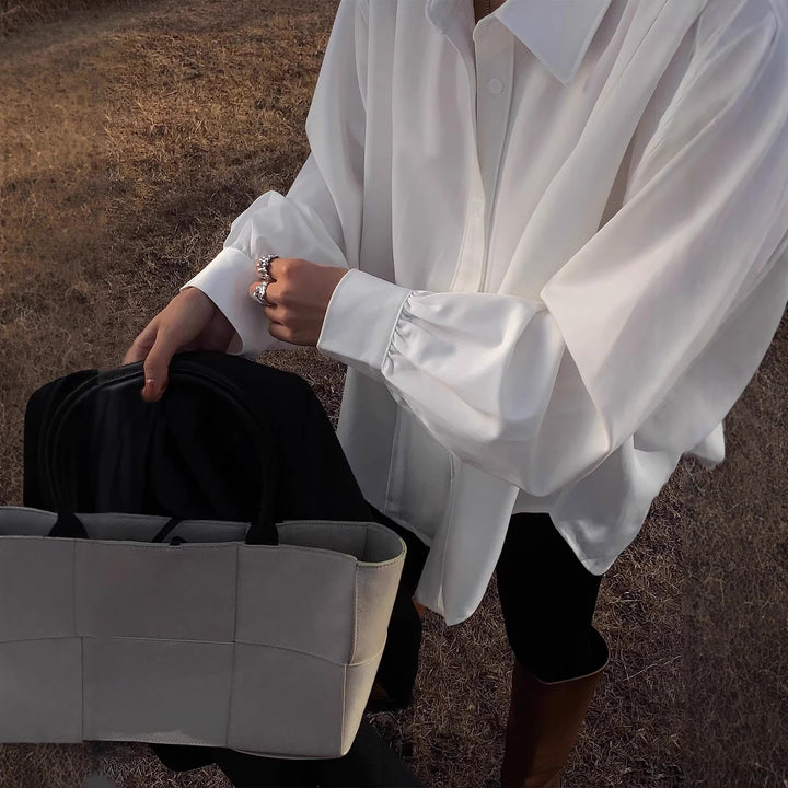 Dame mode skjorte med oversized snitt og elegante mansjetter Skjora