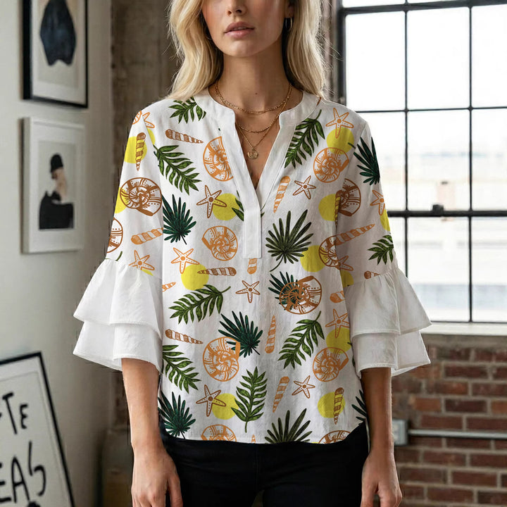 Dame bluse med voluminøse rysjermer og moderne motiv Skjora