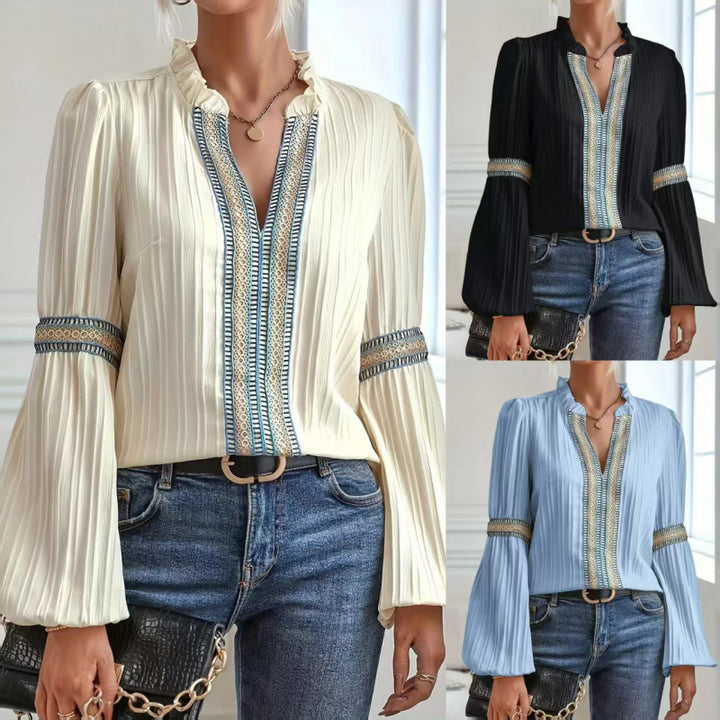 Elegant plisserte bluse for kvinner med volangdetaljer Skjora