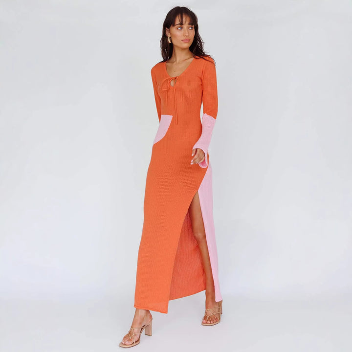 Dame elegant strikked maxi kjole med innovativt cut-out-design og vid splitt Skjora