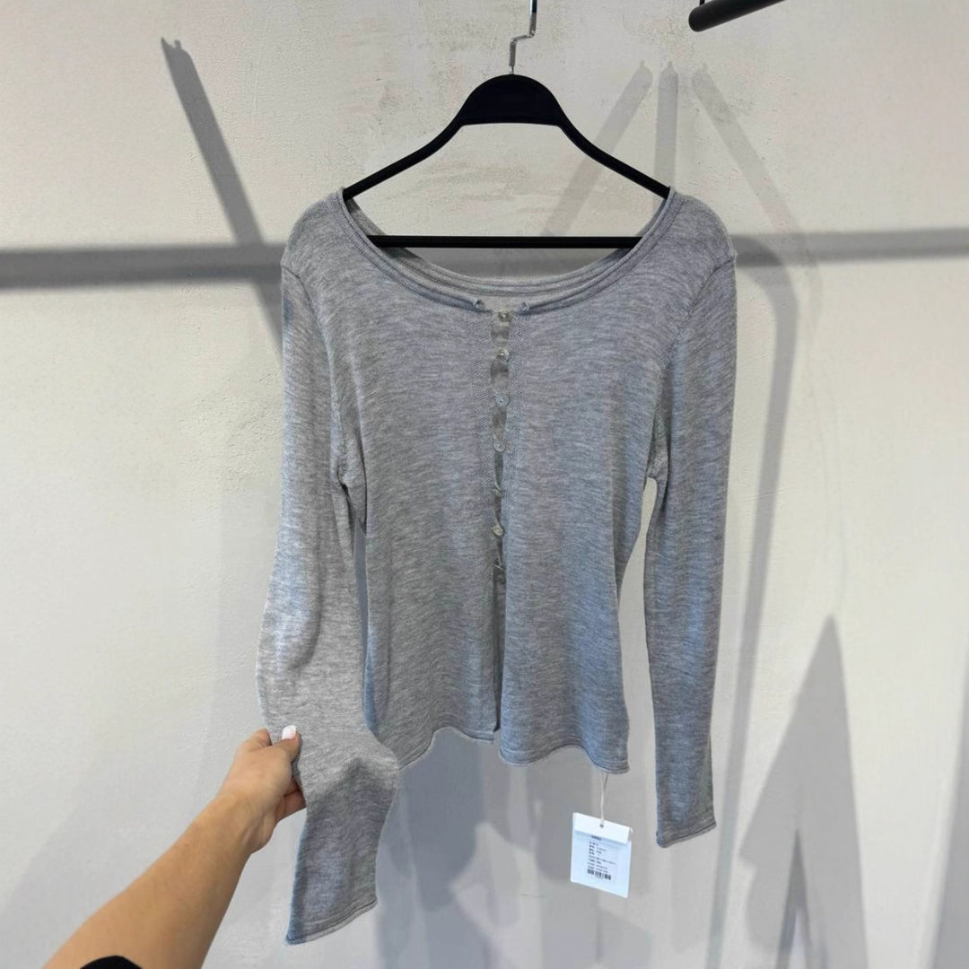Kvinnens langermet cardigan med dekorative knapper Skjora