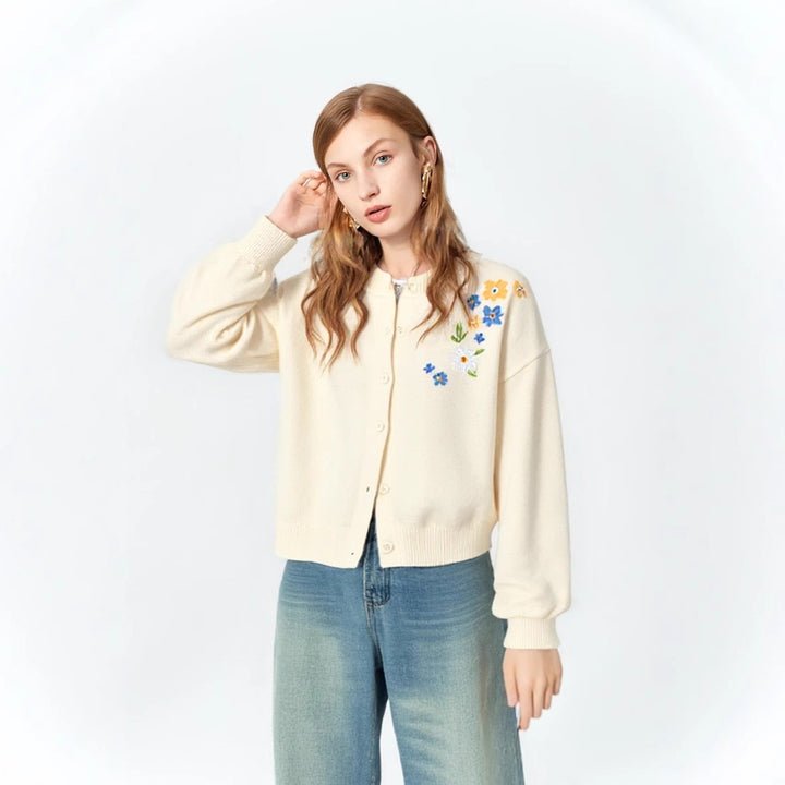 Kvinnens casual genser med blomsterbroderi design og løs passform Skjora