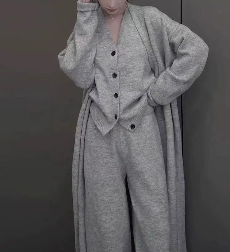 Damer elegant strikket ensemble med lang cardigan og vide bukser Skjora