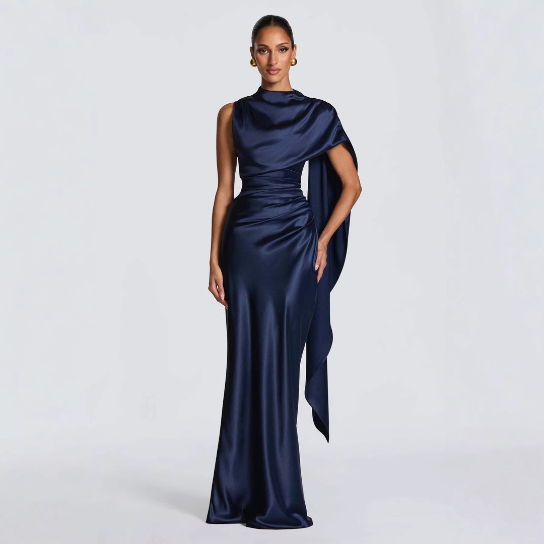 Kvinnens elegante maxi kjole med asymmetrisk topp og flytende sateng