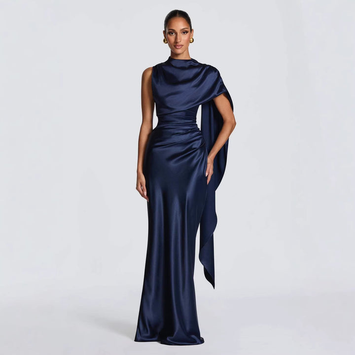 Kvinnens elegante maxi kjole med asymmetrisk topp og flytende sateng