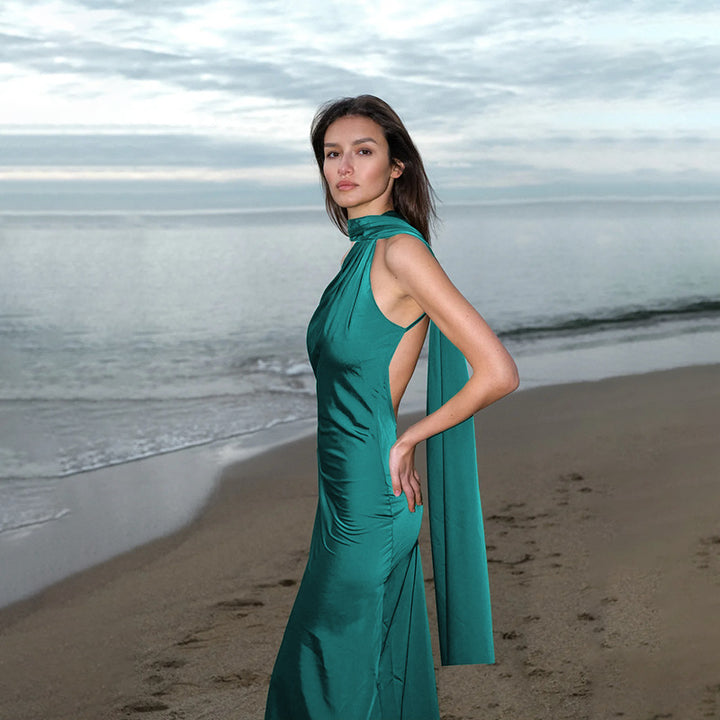 Dames elegant maxi kjole med asymmetrisk halter design og silkeaktig top material