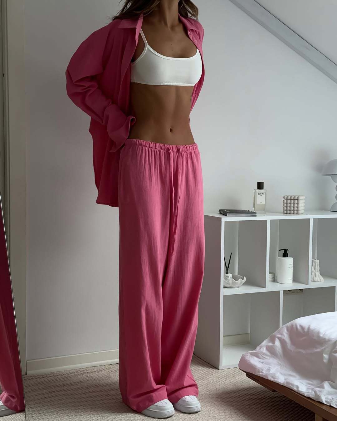 Dame uformell to-delt sett laget av pustende stoff med vide bukser og oversized skjorte