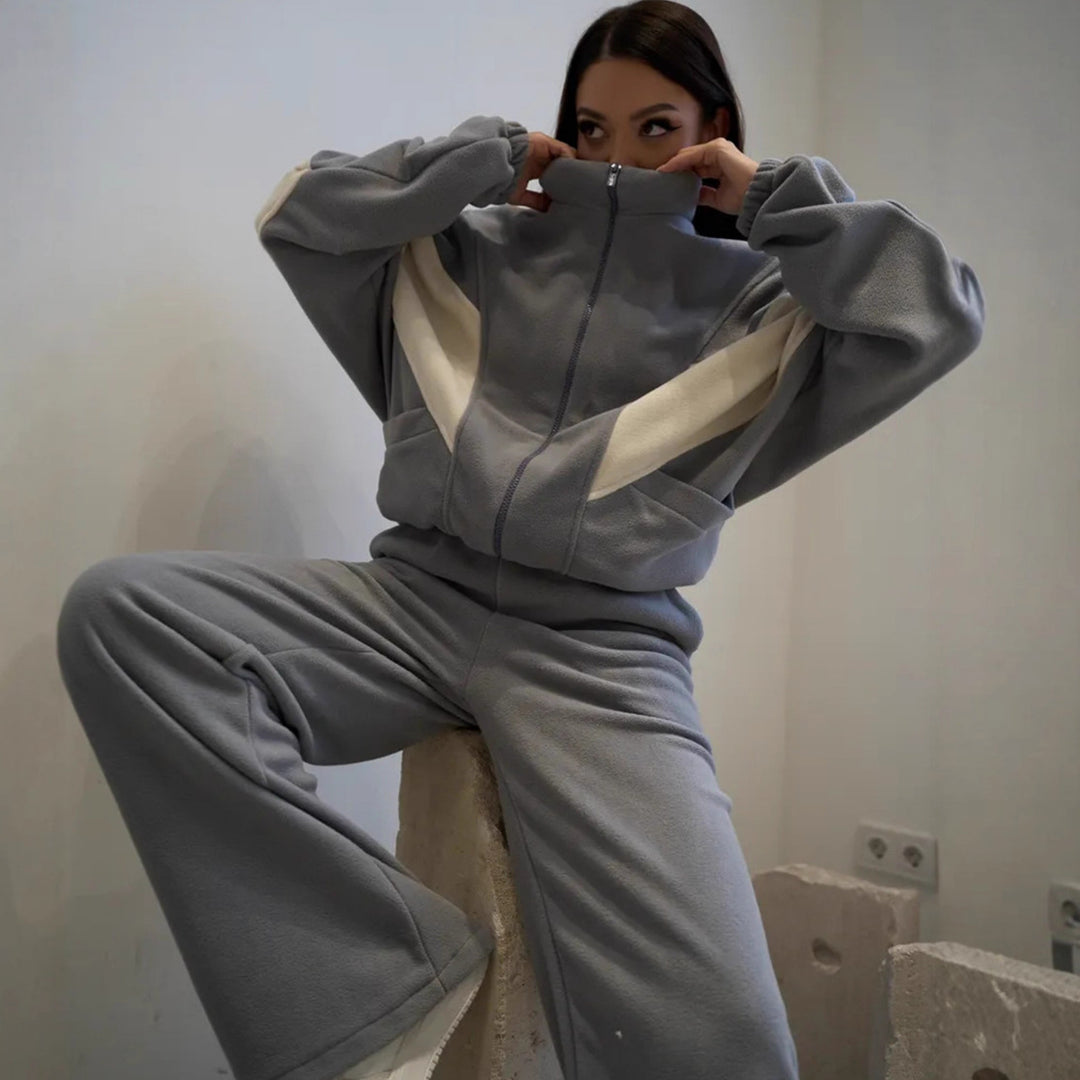 Damer avslappet fleece drakt med sporty passform og store lommer Skjora