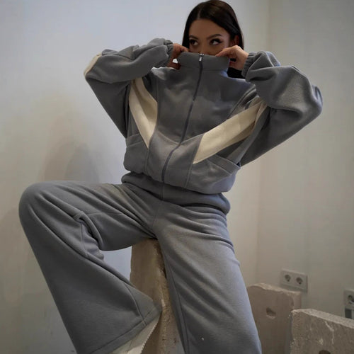 Damer avslappet fleece drakt med sporty passform og store lommer Skjora