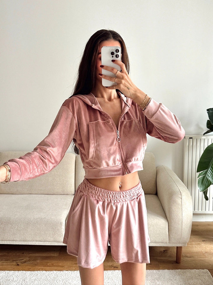 Kvinne casual fleece sett med cropped hettegenser og komfortable shorts