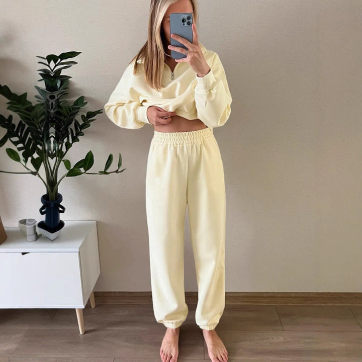 Kvinnelig sporty treningsdrakt med halv glidelås og brede bukser Skjora