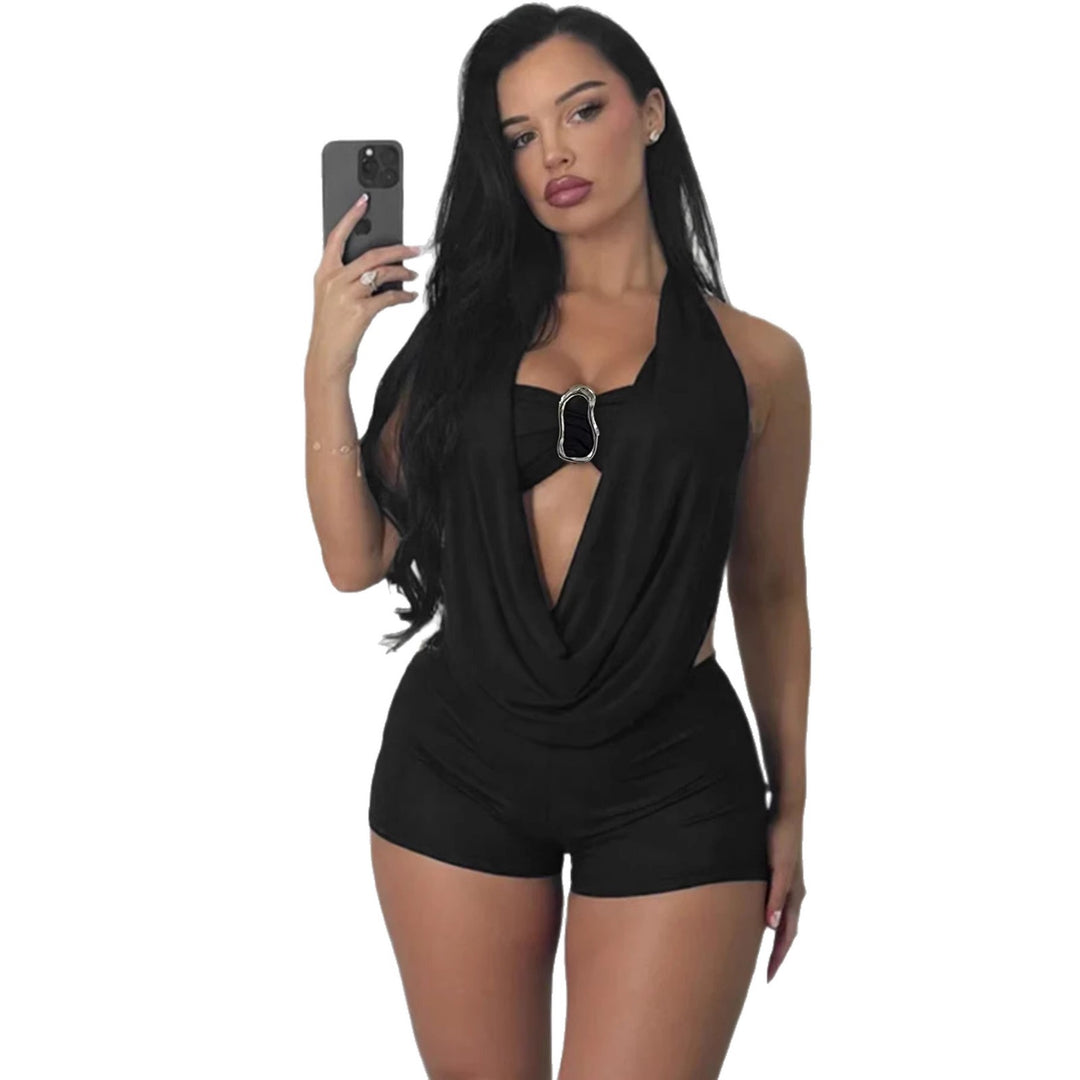 Dame Elegant jumpsuit med dyp V-hals og dekorativ ringdetalj Skjora
