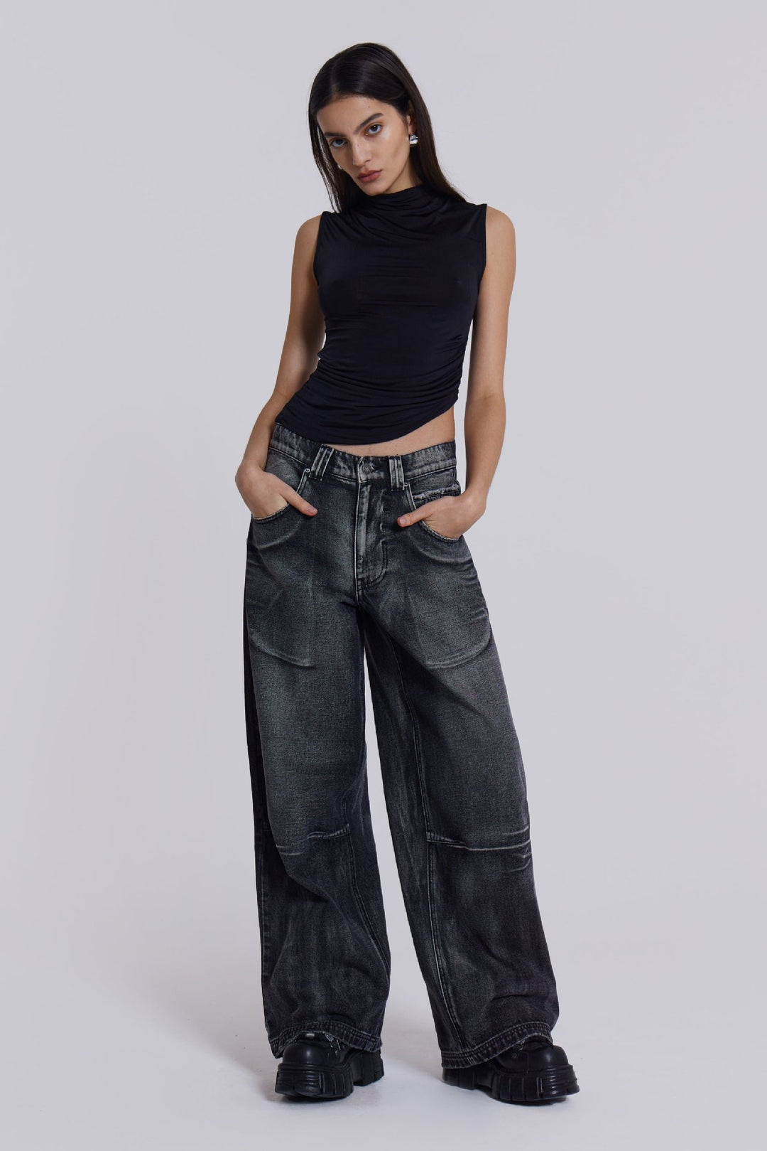 Damer vide jeans med kunstnerisk vinge-design og unike detaljer Skjora