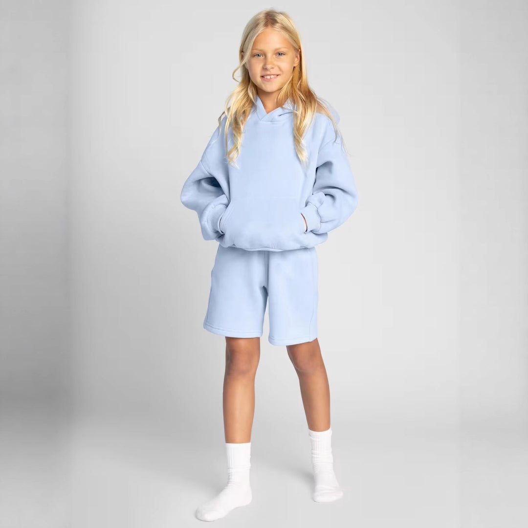 Kvinnelig sporty kortermet sett med hette og komfortable shorts Skjora
