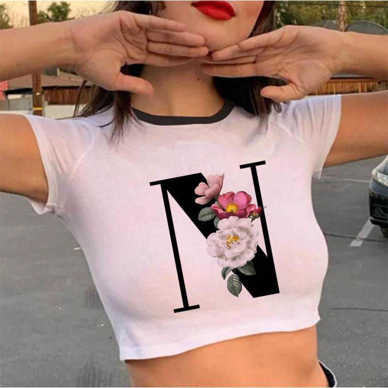 Dame cropped T-skjorte med blomstrede initialdesign Skjora