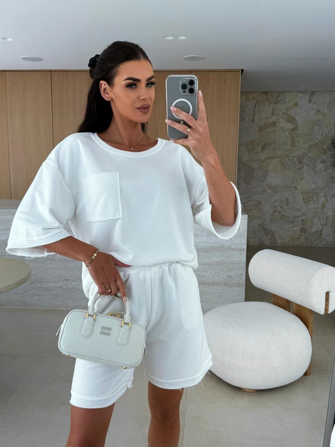Kvinnens avslappende lounge-sett med oversized topp og komfortable shorts