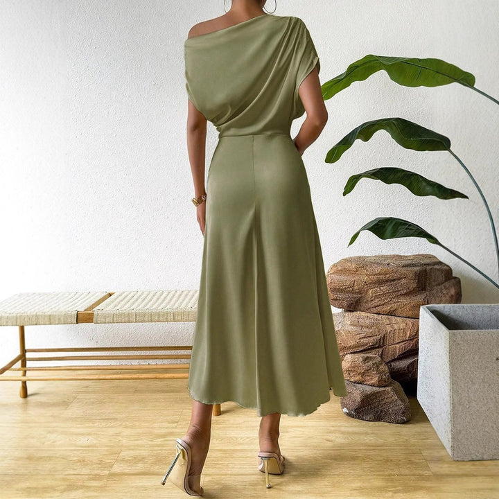 Damer Elegant omslagskjole med asymmetrisk overdel og flytende snitt Skjora