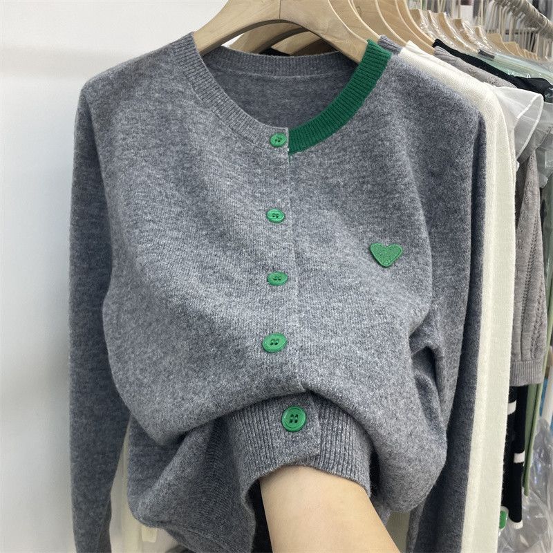 Dames fashionable cardigan laget av myk strikk med kontrasterende knapper Skjora